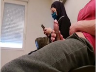Une femme musulmane regarde un homme se masturber dans la salle d\'attente