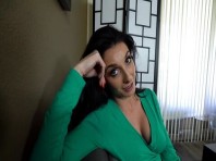 Une star du porno ouvre une robe verte pour être charnelle avec son beau-fils