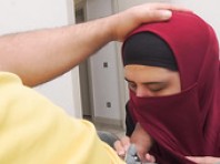 Une MILF arabe dépravée suce une bite dans la salle d\'attente de l\'hôpital